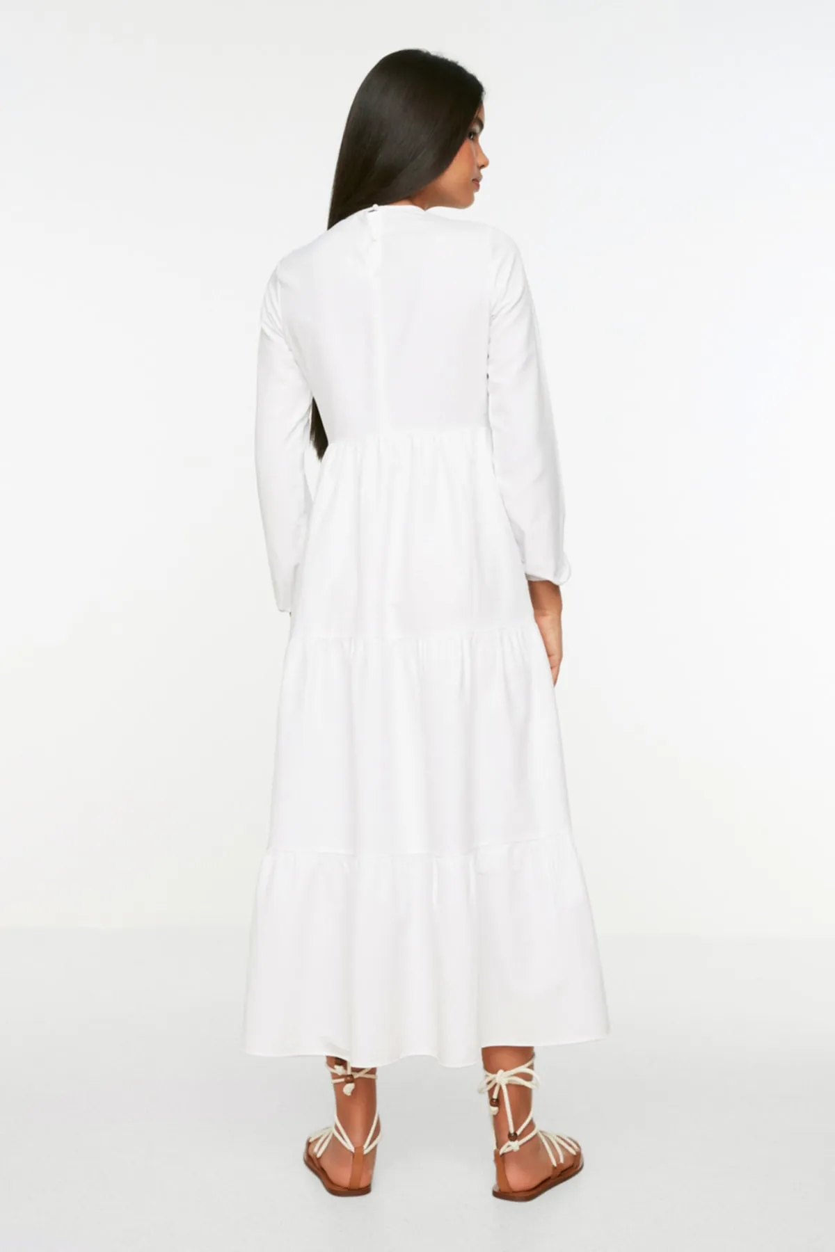 Trendyol Modest  Weißes, besticktes Webkleid mit Rüschendetail TCTSS22EB0004