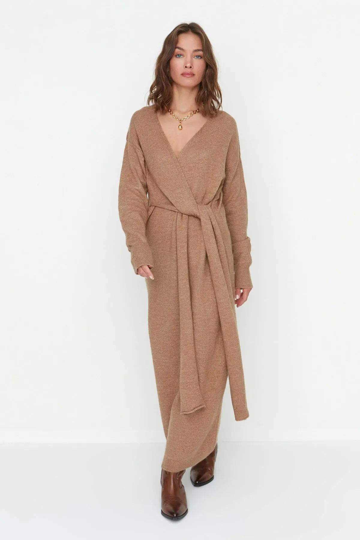 Trendyol Collection  Kamelfarbenes Maxi-Strickkleid mit zweireihigem Kragen und Krawatte, Detailliert TWOAW21EL0260