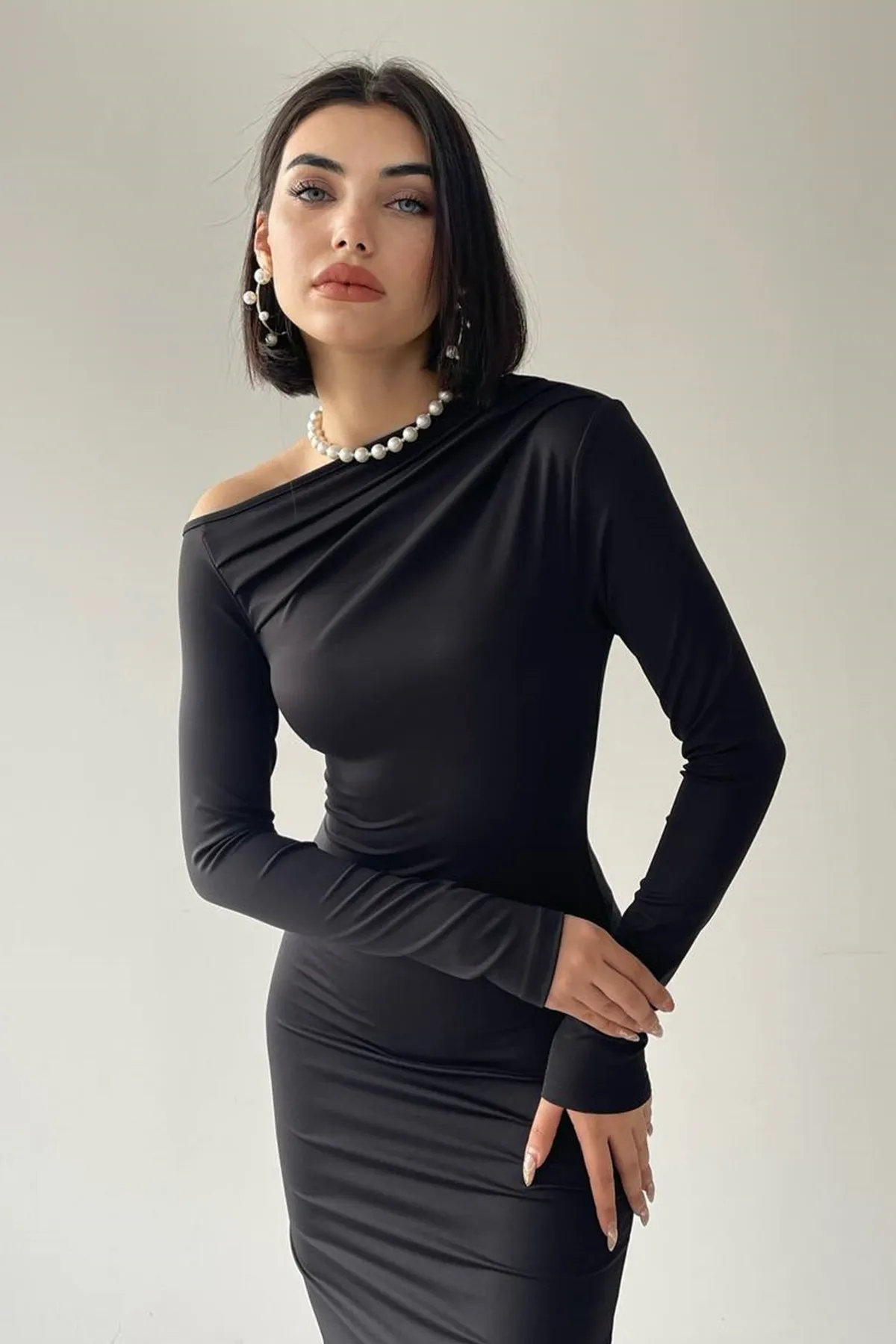 lovebox  Damen Maxikleid in Schwarz mit flexiblem Mikrogewebe an den Schultern, tiefem Ausschnitt und langen Ärmeln, 199