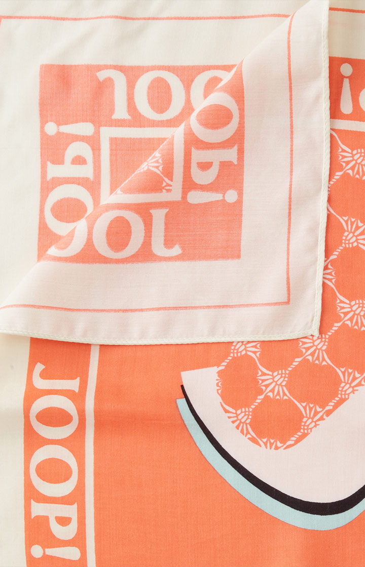 Tuch in Orange gemustert