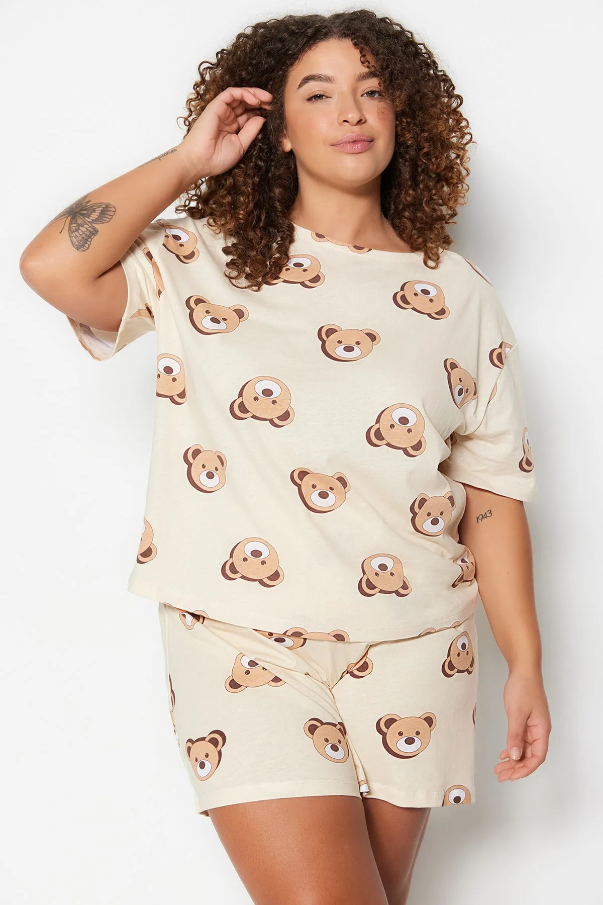 Trendyol Curve  Ecrufarbenes Pyjama-Set aus Baumwollstrick mit Teddybär-Aufdruck TBBSS23AI00022