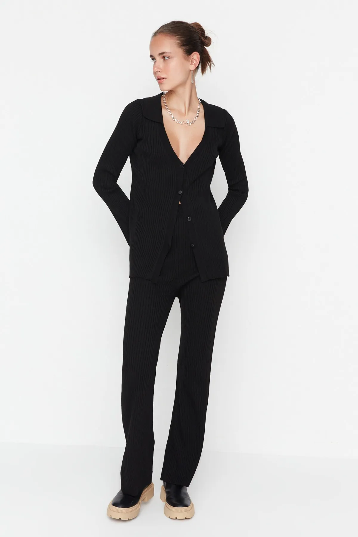 Trendyol Collection  Schwarzes Basic-Set aus Strickoberteil und -unterteil mit Polokragen TWOAW23AU00007
