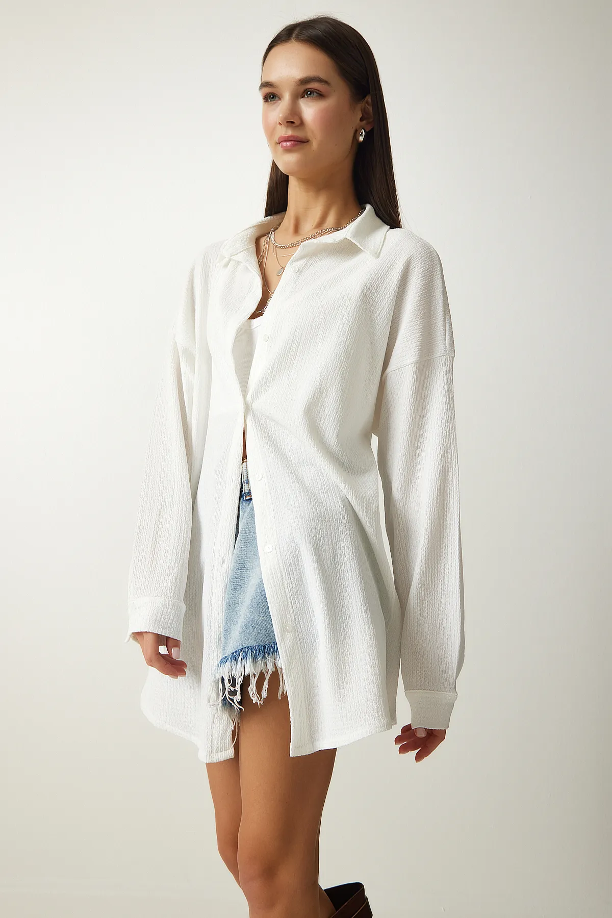Happiness İstanbul  Weißes Crinkle-Oversize-Hemd für Damen OW00015
