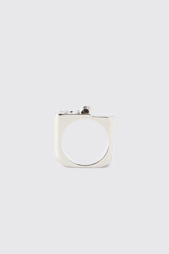 Silberner Ring mit Detail