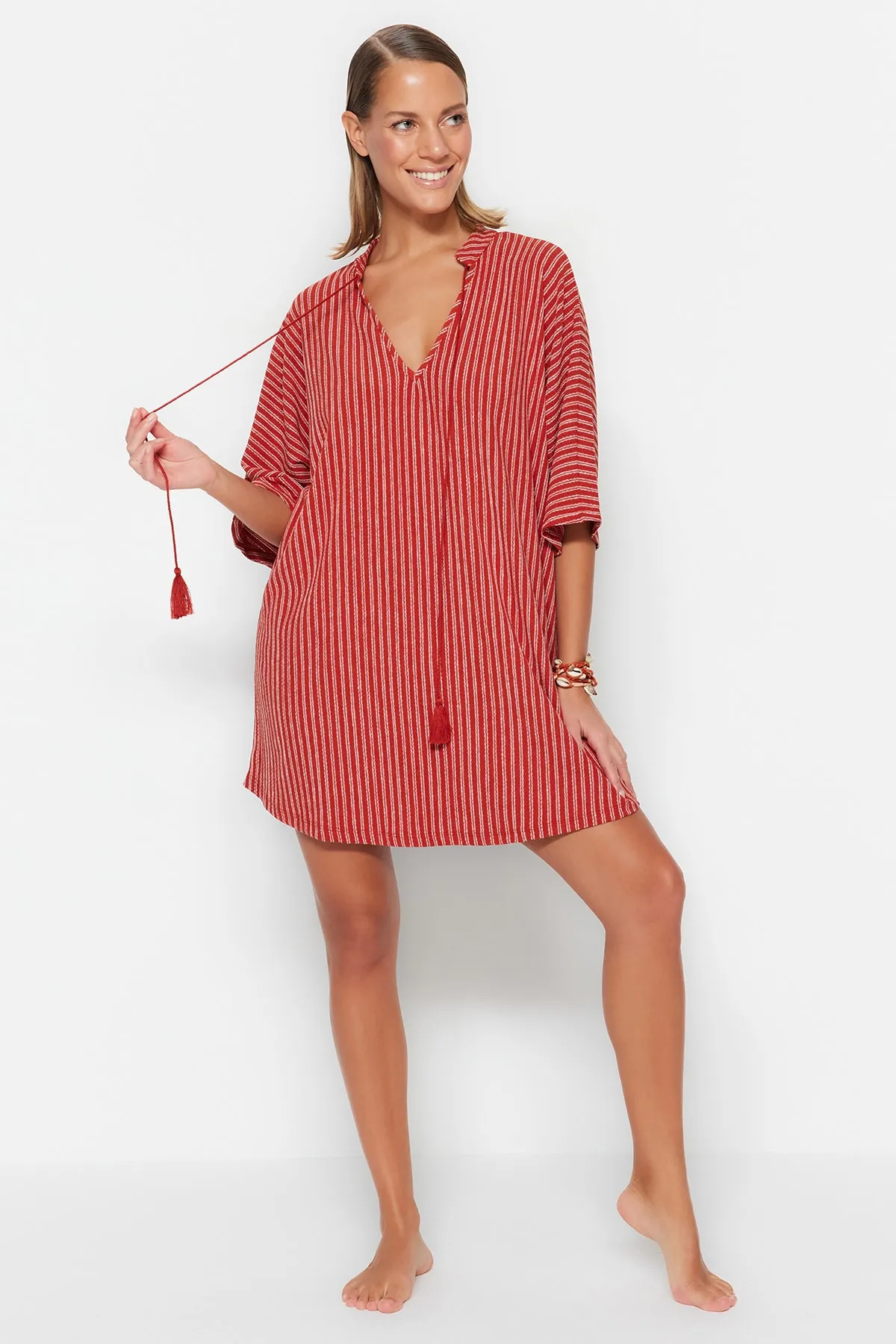 Trendyol Collection  Braun gestreiftes, weit geschnittenes Mini-Strandkleid aus Strick mit Krawatte TBESS23EL00080