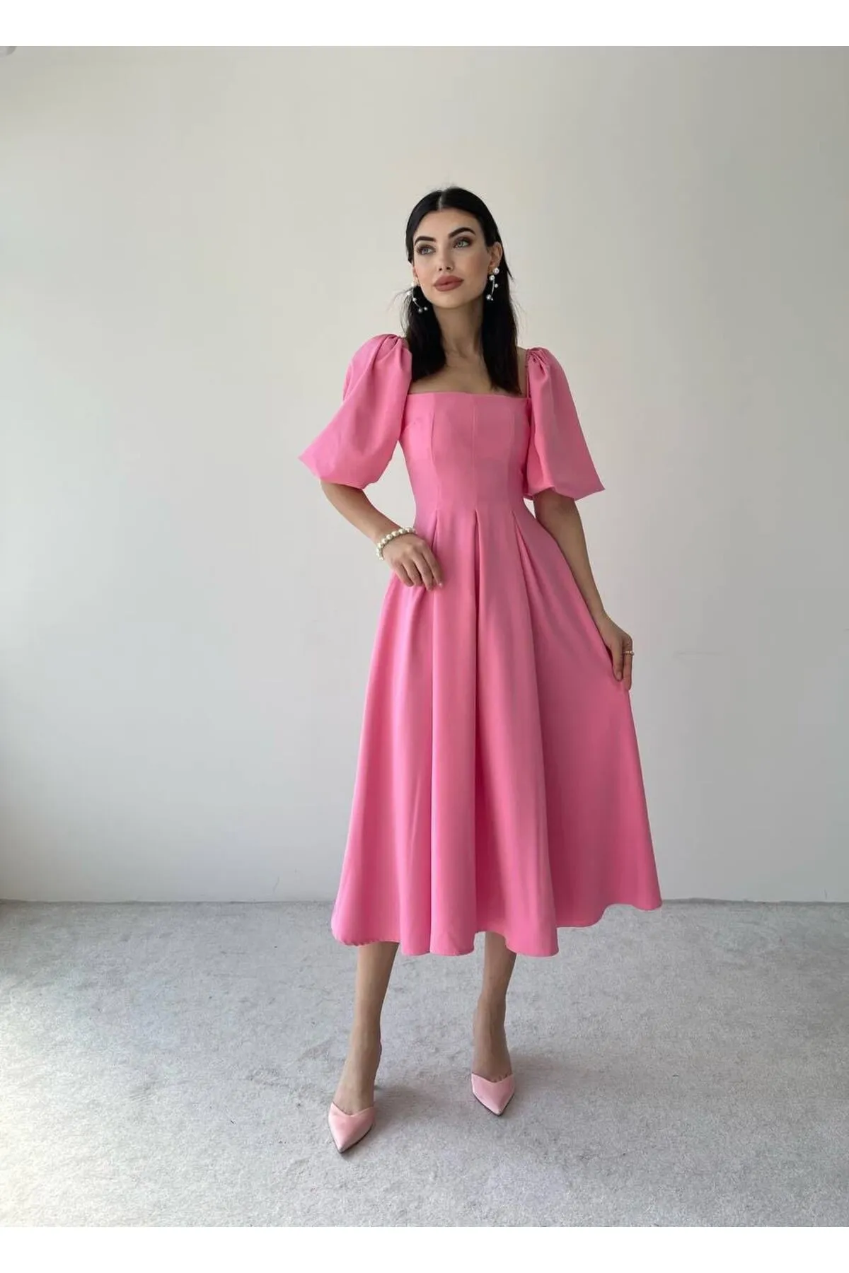 SONREİR  Kurzes, plissiertes langes Kleid mit Ballonärmeln und quadratischem Ausschnitt