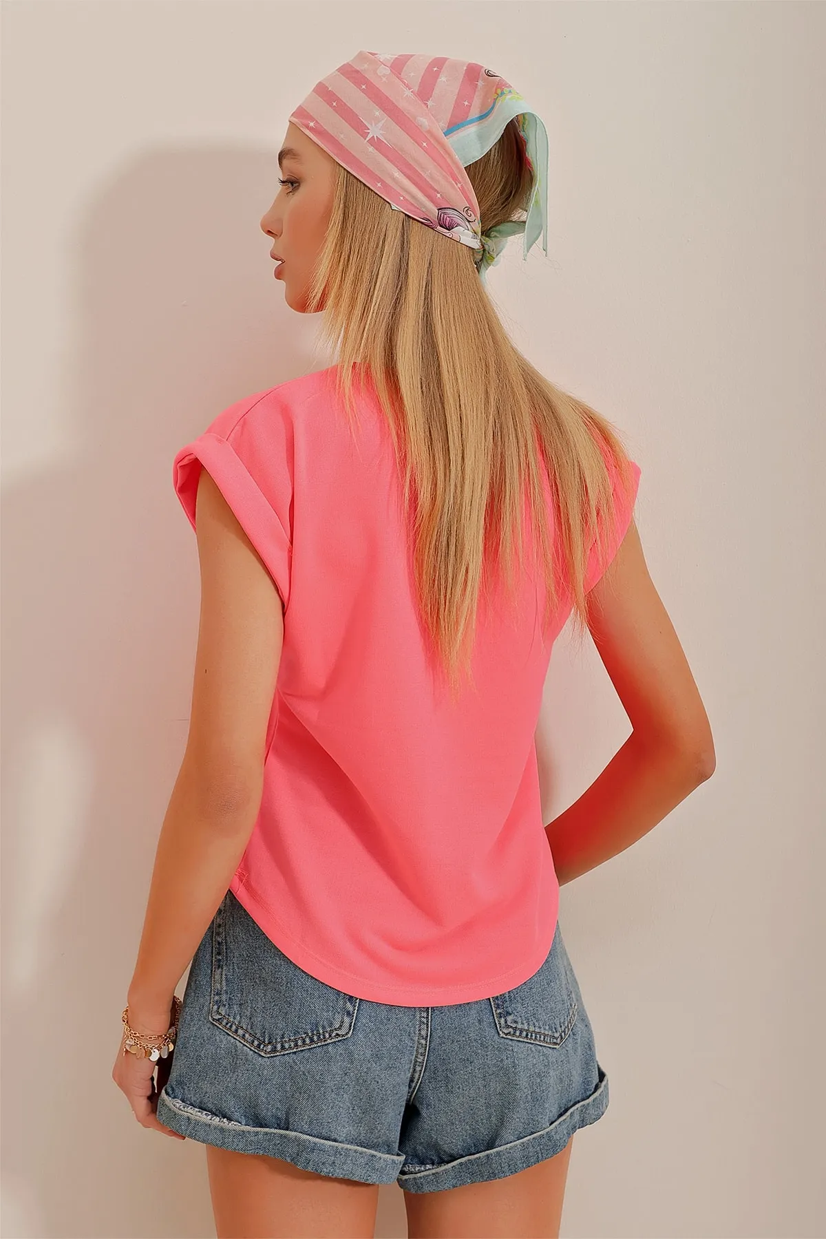 Trend Alaçatı Stili  Fuchsiafarbene Damen-Scuba-Bluse mit Rundhalsausschnitt und zwei Ärmeln ALC-X9916