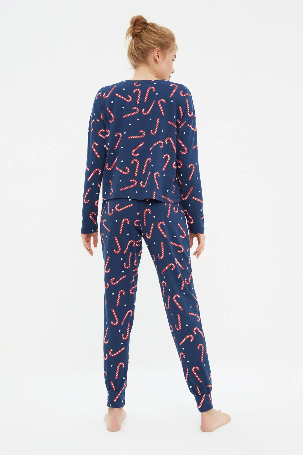 Trendyol Collection  Marineblaues T-Shirt-Jogger-Strick-Pyjama-Set aus 100 % Baumwolle mit Neujahrsmotiv THMAW21PT0771