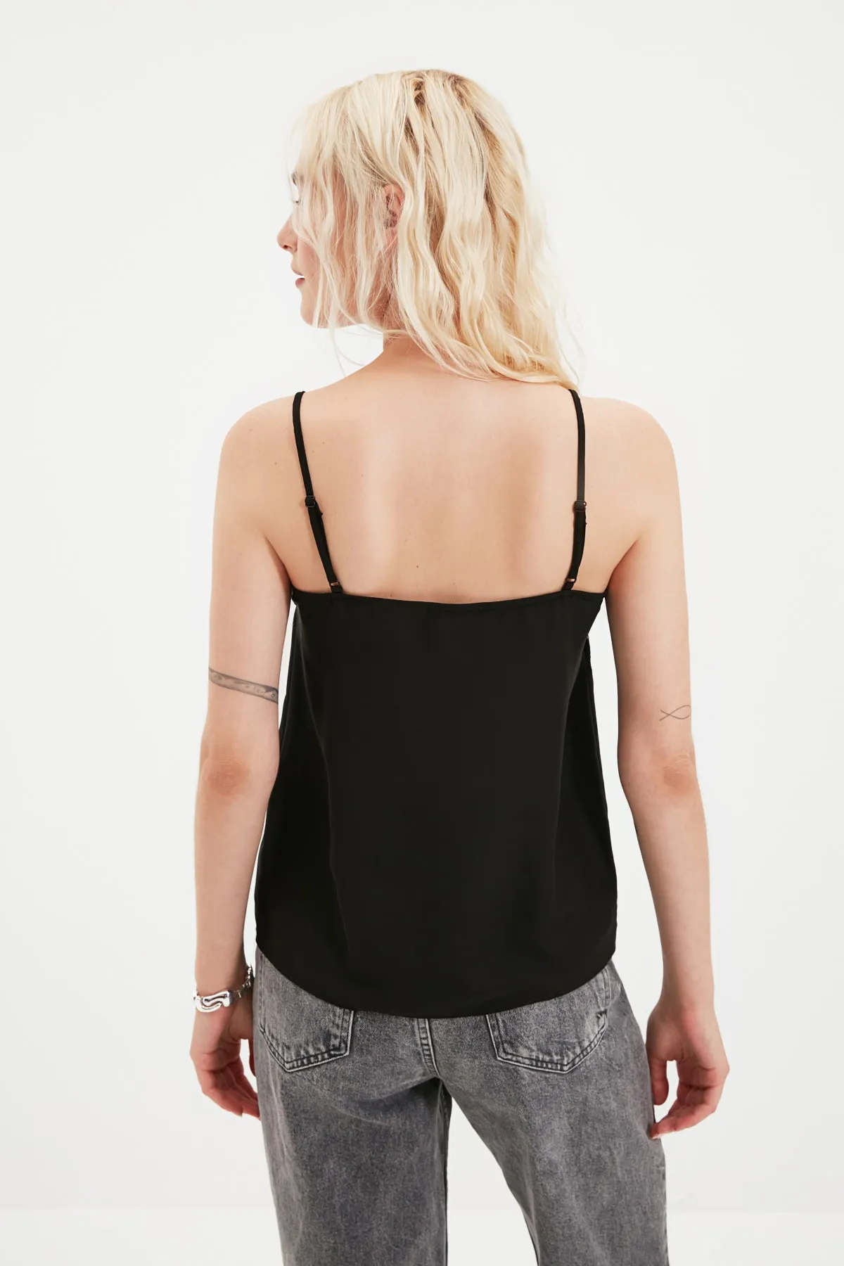 Trendyol Collection  Schwarze, mit Spitze verzierte, gewebte Bluse mit Trägern TWOSS19BB0208