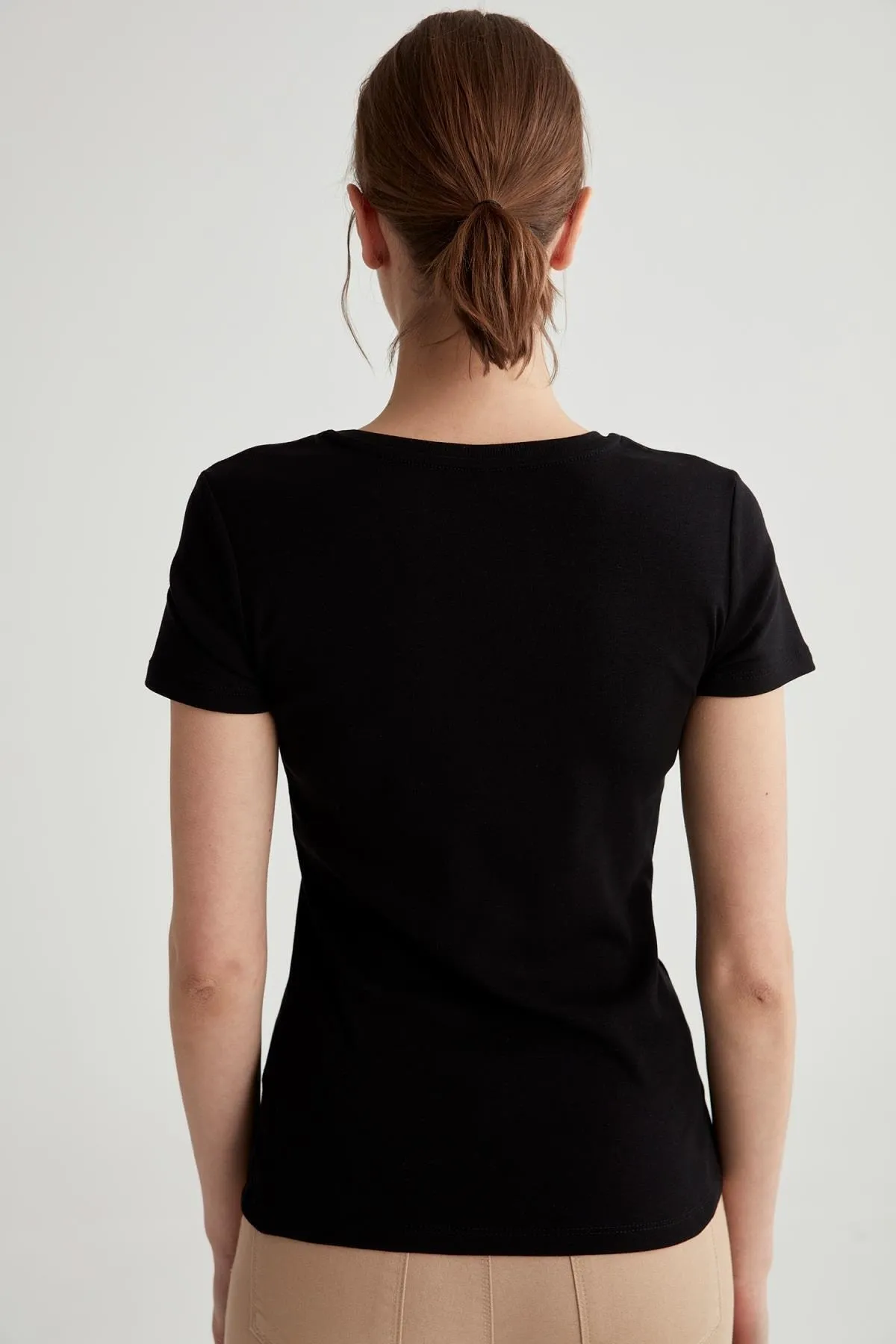 DeFacto  Schmal geschnittenes Basic-Kurzarm-T-Shirt aus 100 % Baumwolle mit V-Ausschnitt