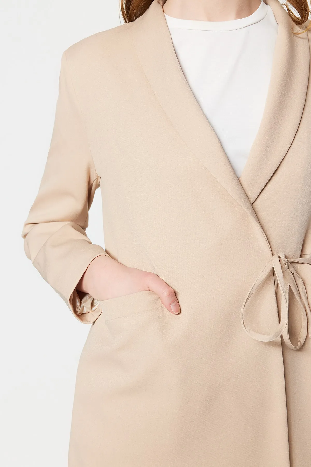 Trendyol Modest  Beigefarbene Jacke mit Taillenschnürung und detailliertem Webfutter TCTSS23CK00080