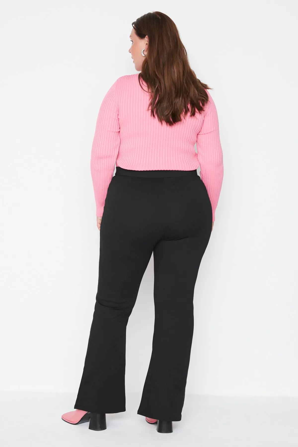 Trendyol Curve  Schwarze Strickhose mit spanischem Bein und hoher Taille TBBAW23AR00031