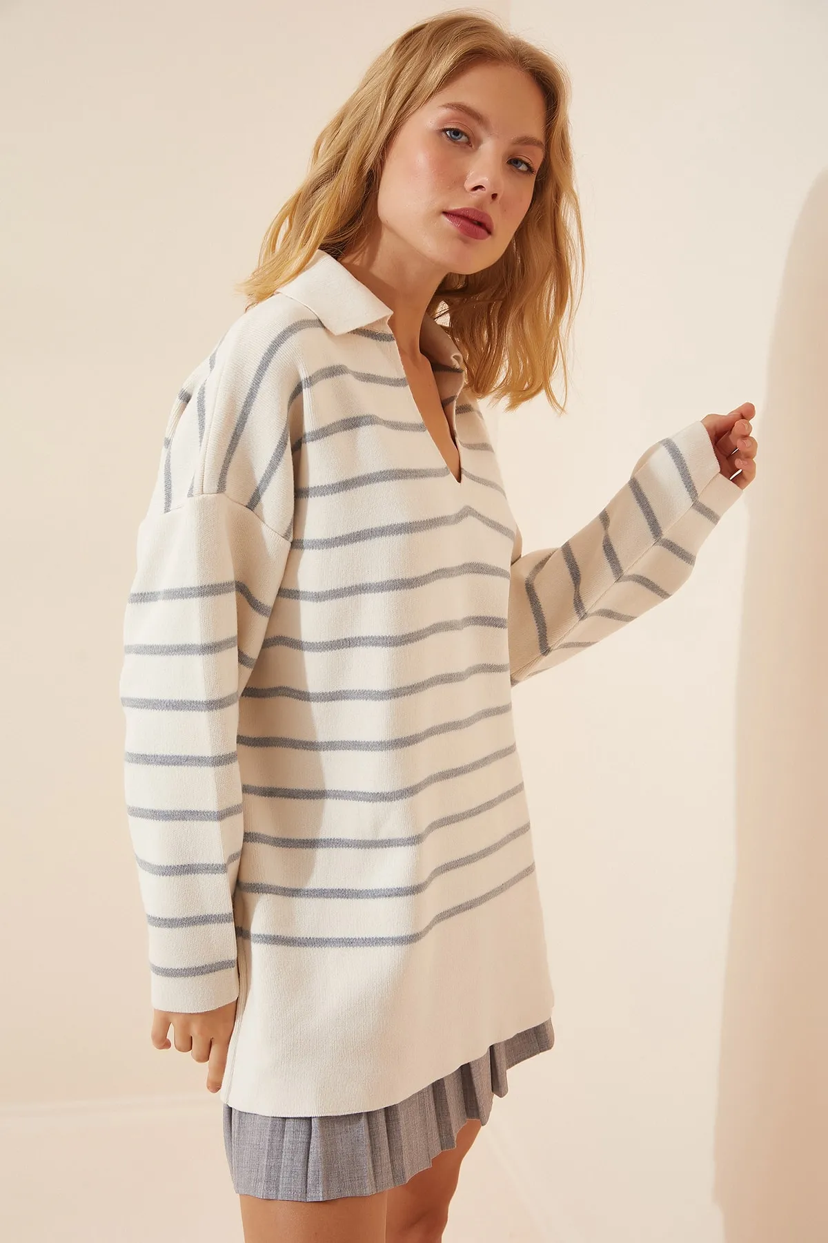 Happiness İstanbul  Grauer, ecrufarbener Oversize-Strickpullover mit Polokragen für Damen US00703