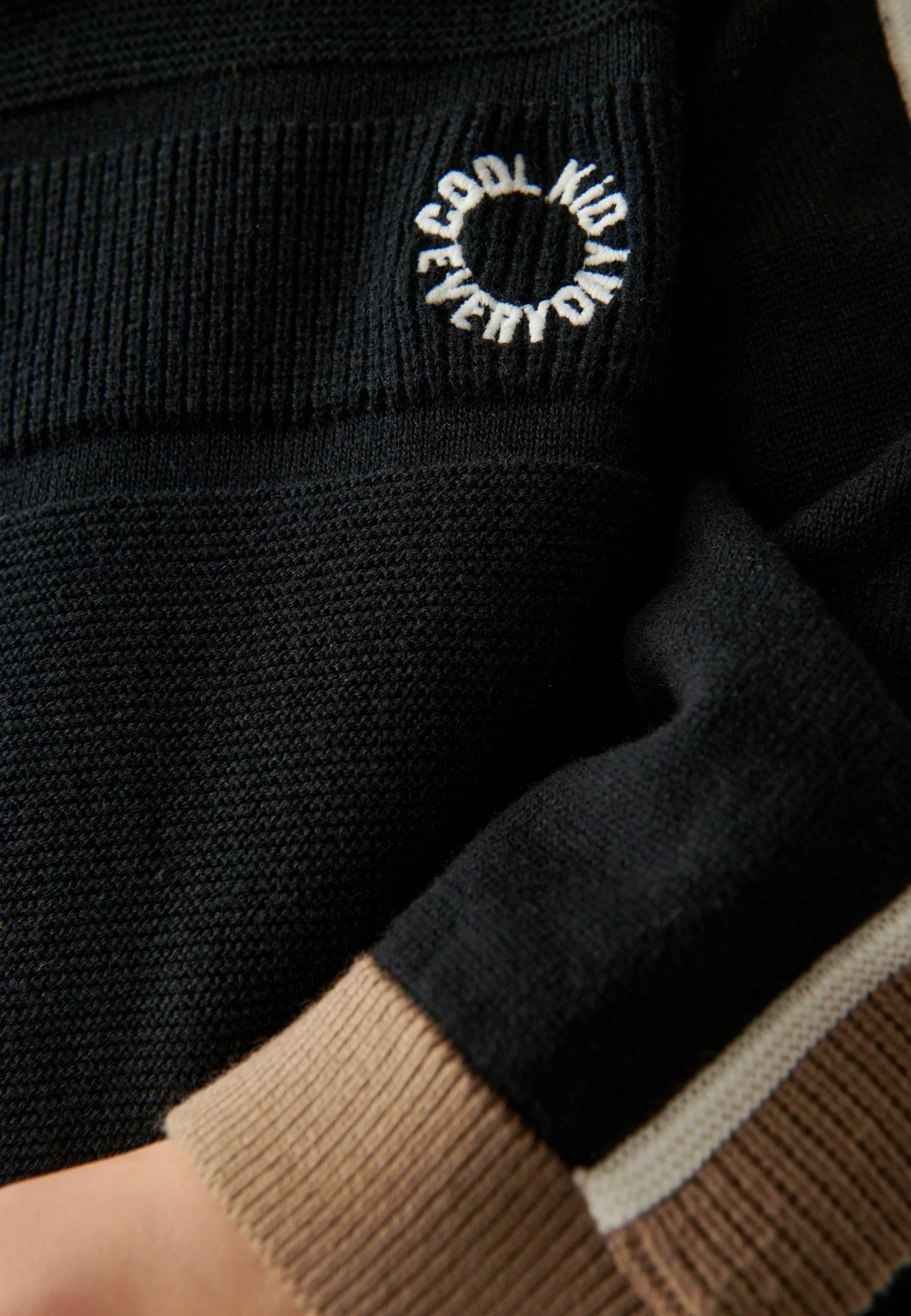 Siguiente CONJUNTO ESTÁNDAR - Sudadera con capucha