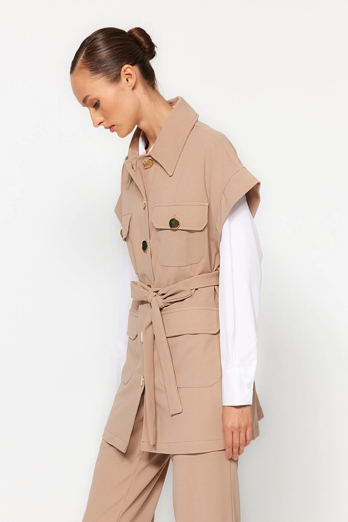 Trendyol Modest  Nerzgoldener Anzug mit geknöpfter Weste und Hose aus Strickoberteil TCTAW22US0062