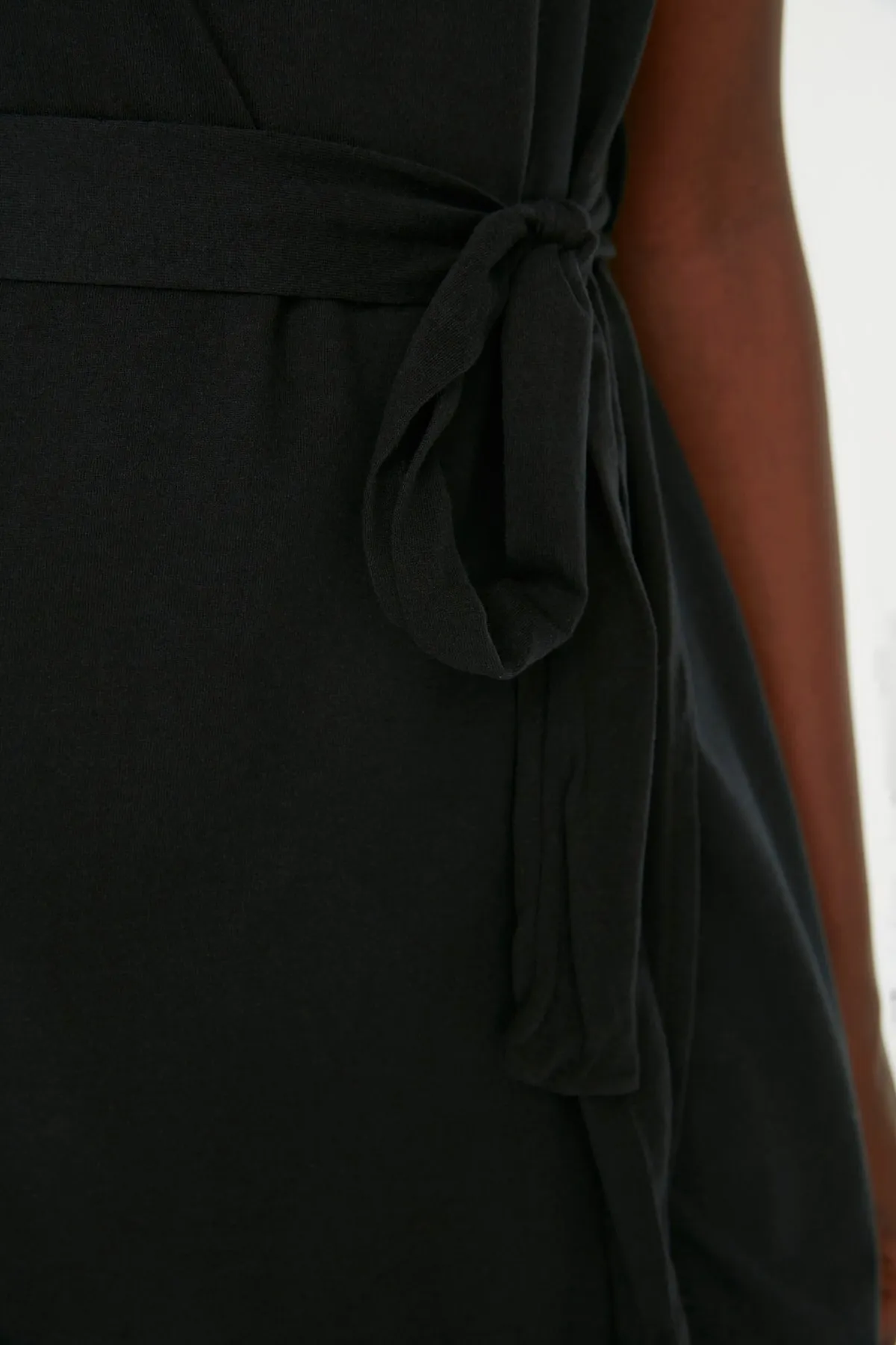 Trendyol Collection  Schwarzes, detailliertes Strickkleid mit Krawatte TWOSS19VG0159