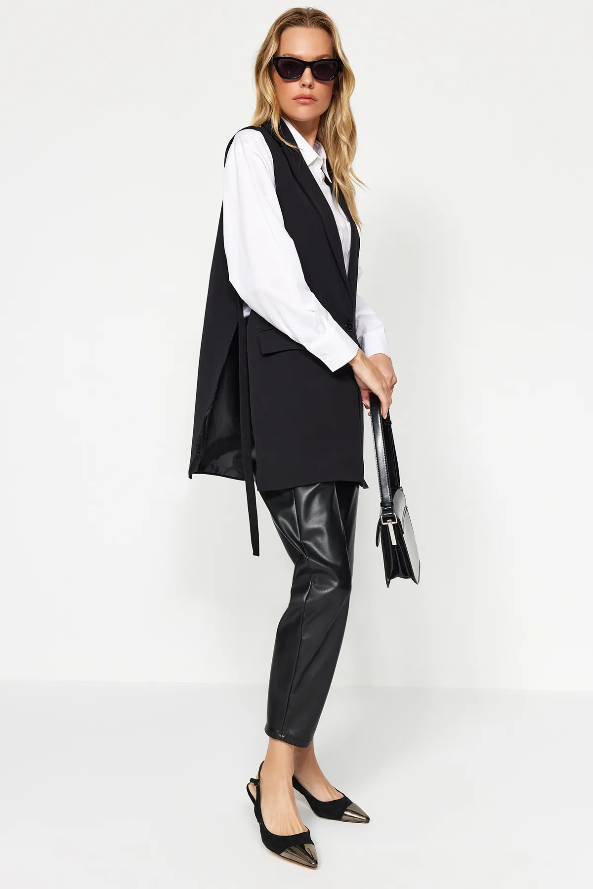 Trendyol Modest  Schwarze, seitlich gebundene, detaillierte, gefütterte Webweste TCTAW24YL00021