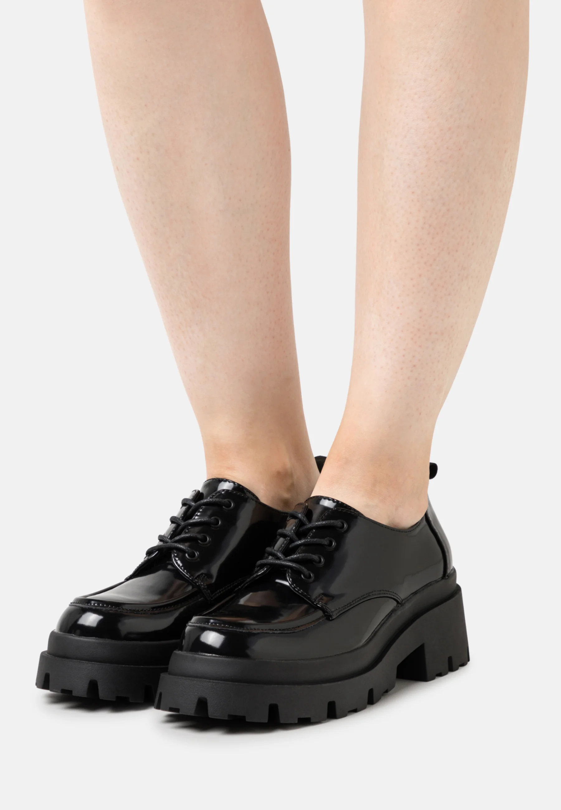 Zapatos con cordones pares e impares