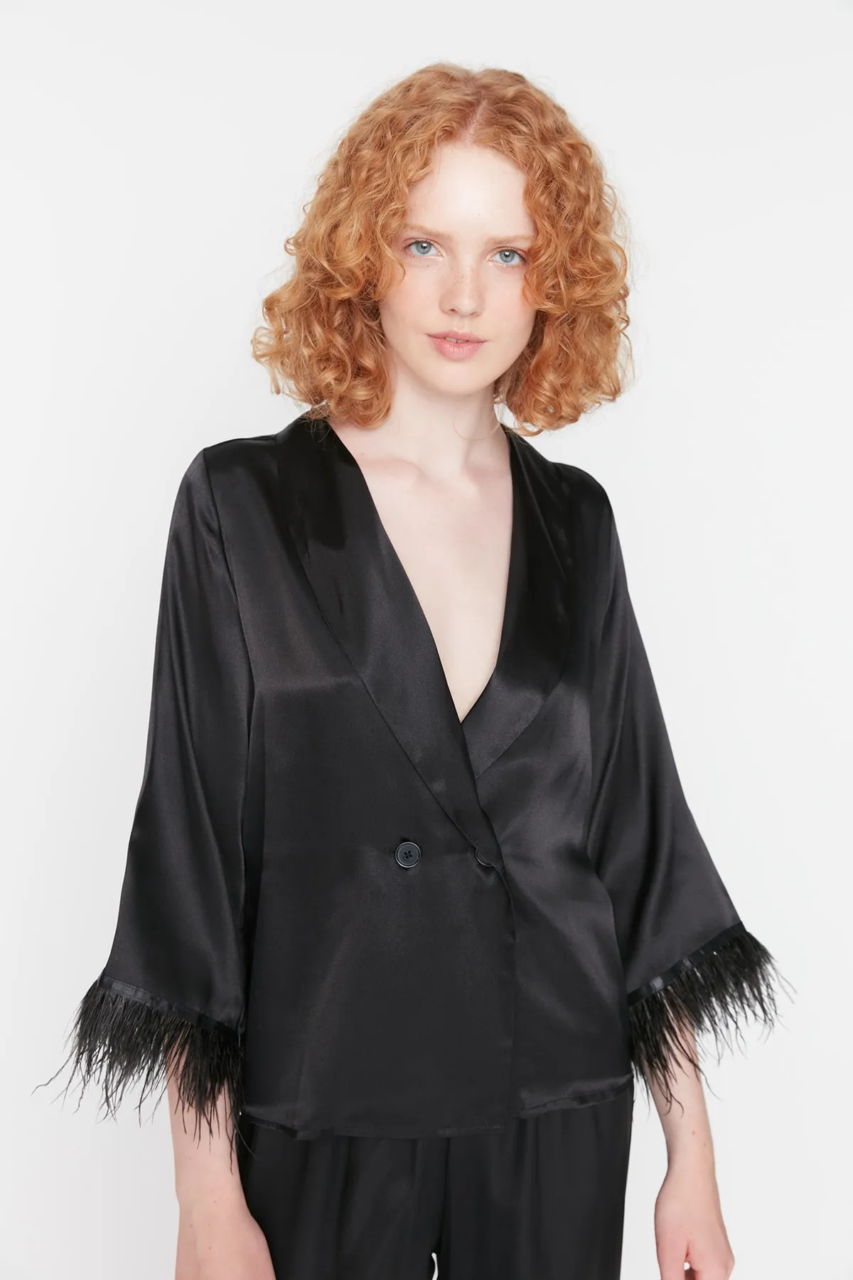 Trendyol Collection  Gewebtes Pyjama-Set aus Hemd und Hose aus Satin mit schwarzen Federn und detaillierten Details THMAW23PT00086