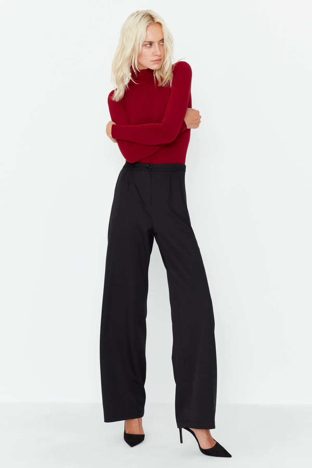 Trendyol Collection  Schwarze plissierte Webhose mit weitem Bein TWOAW22PL0475