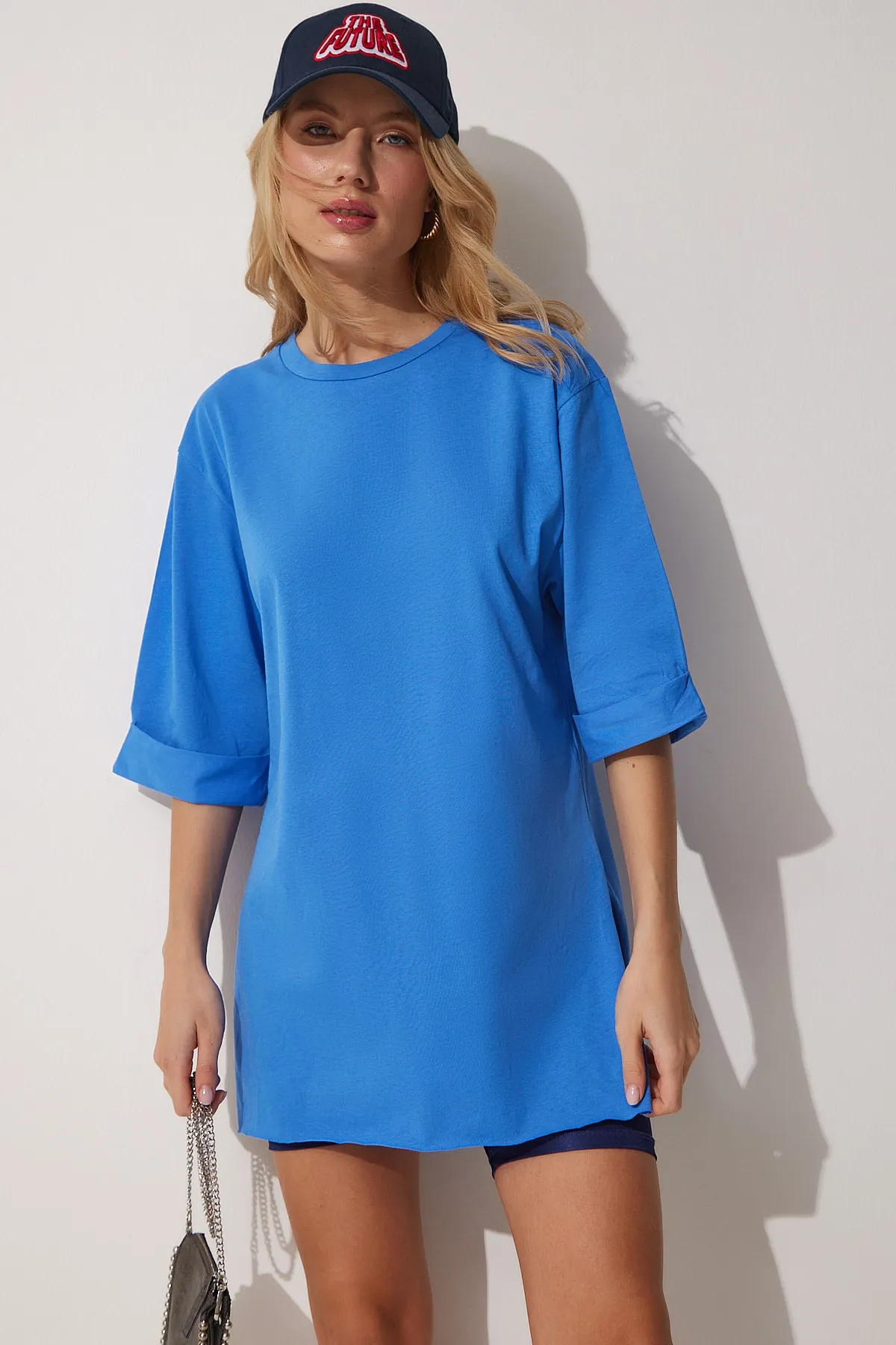 Happiness İstanbul  Damen-T-Shirt aus gekämmter Baumwolle in Blau mit Seitenschlitzen in Übergröße NJ00121