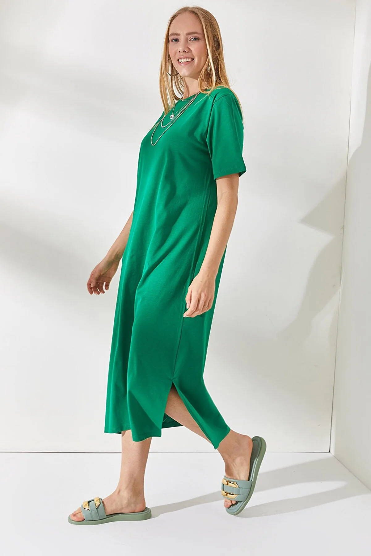 Olalook  Grasgrünes Oversize-Baumwollkleid für Damen mit Seitenschlitzen ELB-19001880