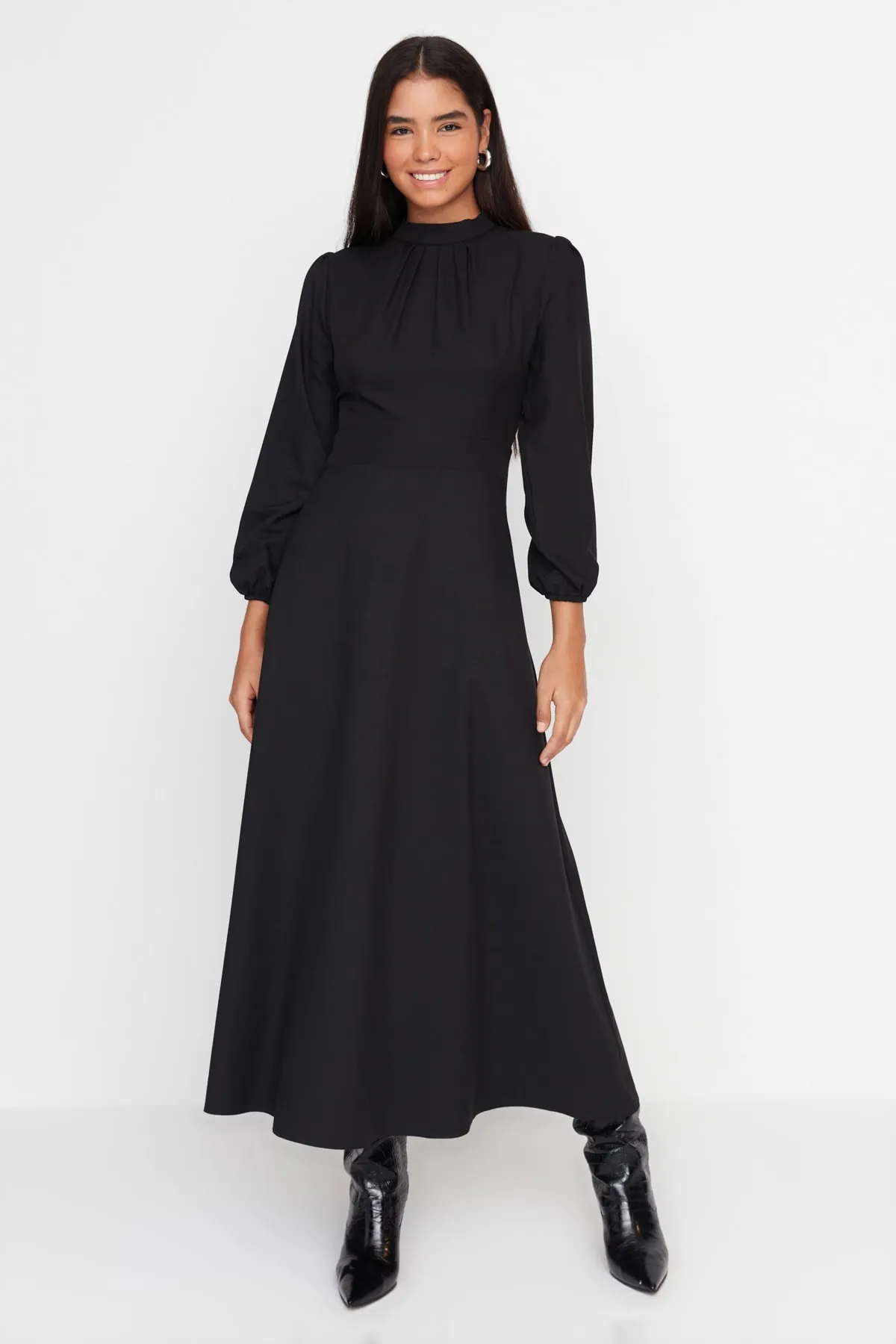 Trendyol Modest  Schwarzes gewebtes Kleid mit geraffter Vorderseite und Stehkragen TCTAW23EB00191