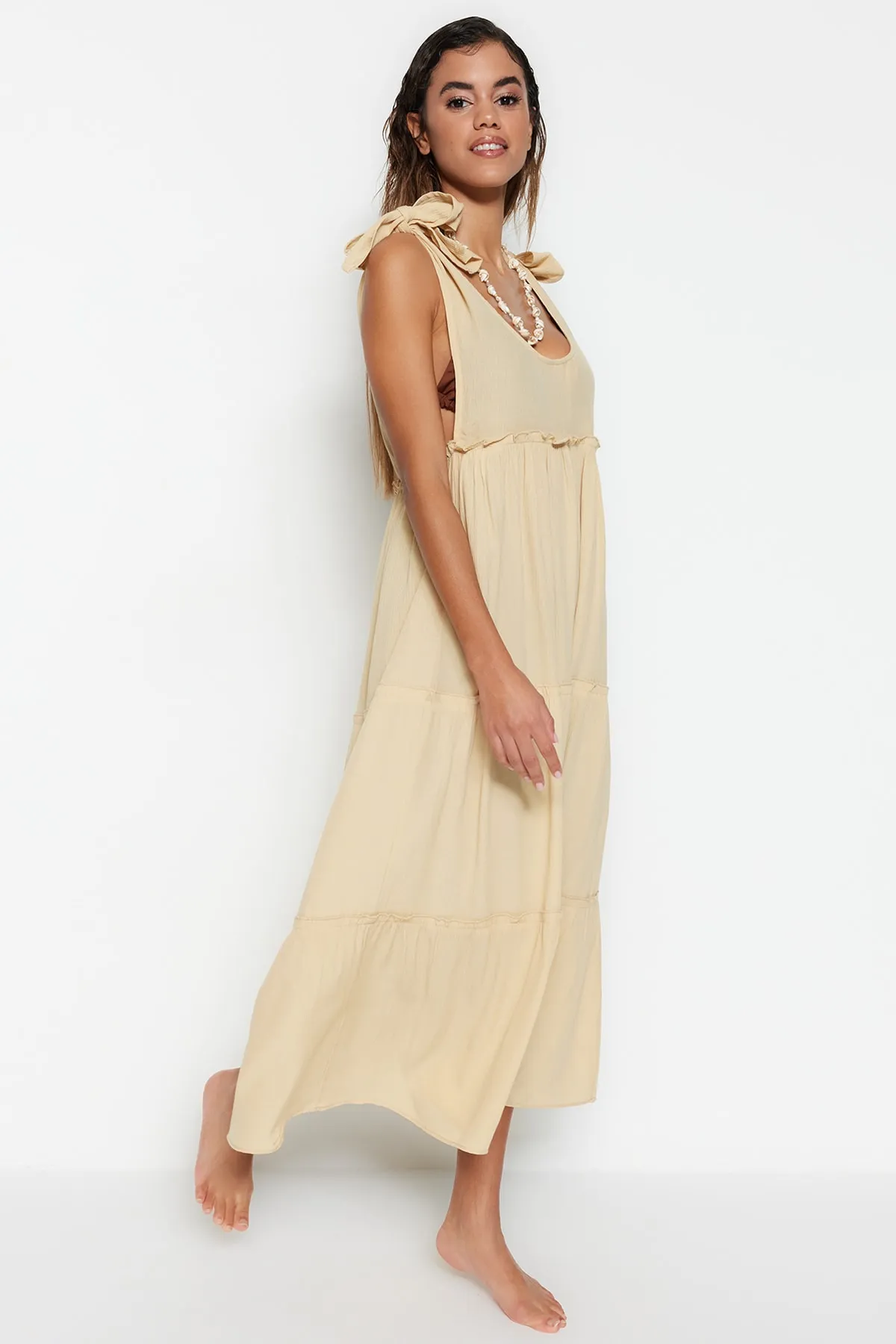 Trendyol Collection  Beiges Maxi-Strandkleid mit gewebten Rüschen TBESS21EL2757