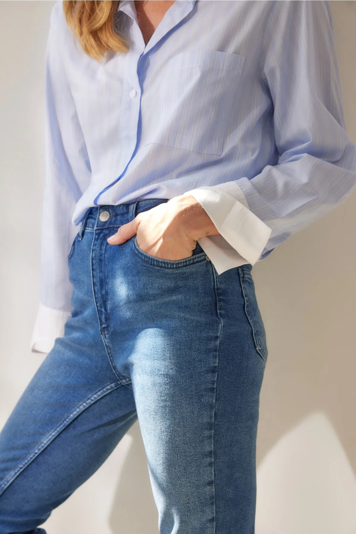 Trendyol Collection  Blaue, nachhaltigere Bootcut-Jeans mit hoher Taille TWOAW23JE00353