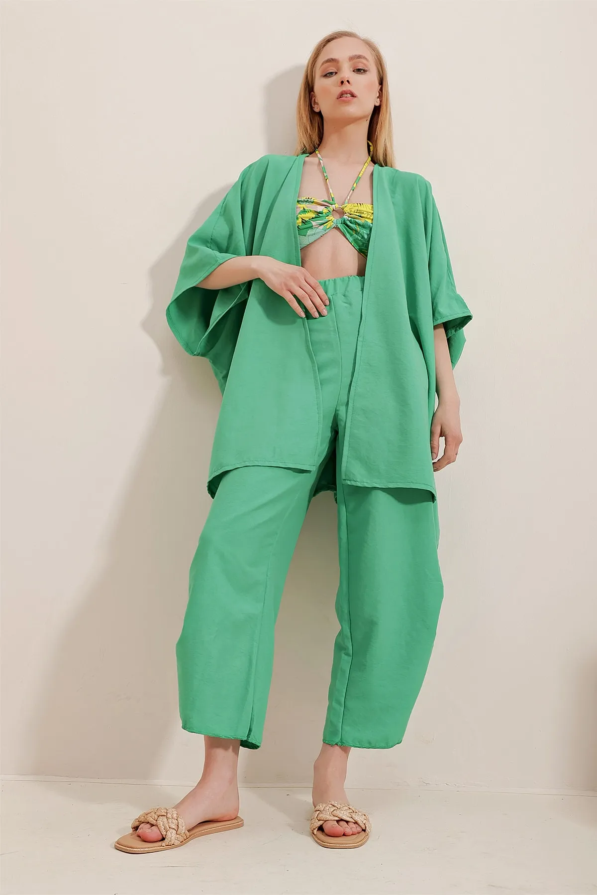 Trend Alaçatı Stili  Grünes Damen-Doppelset aus Hose und Jacke mit Beinschlitz und selbststrukturierter Struktur ALC-752-001