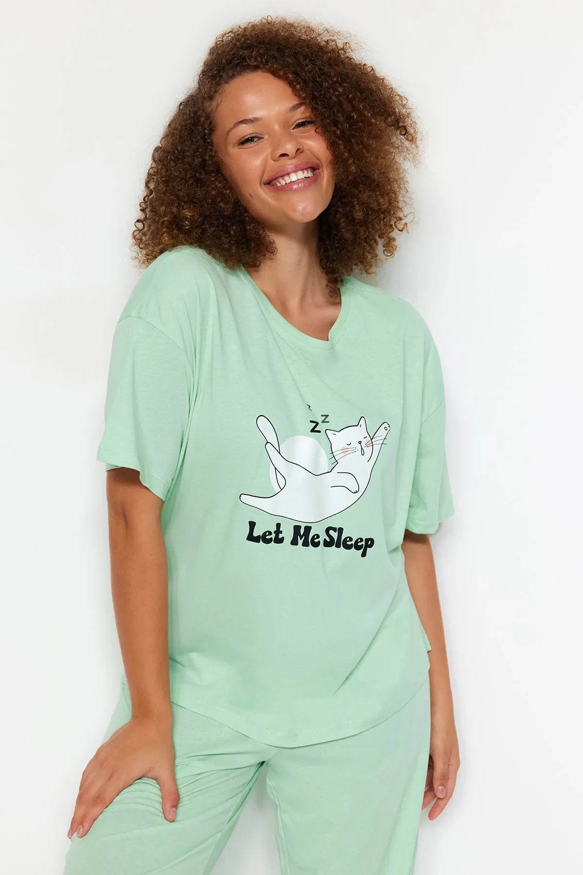 Trendyol Curve  Mintgrünes bedrucktes Pyjama-Set aus Strick TBBAW24AI00003