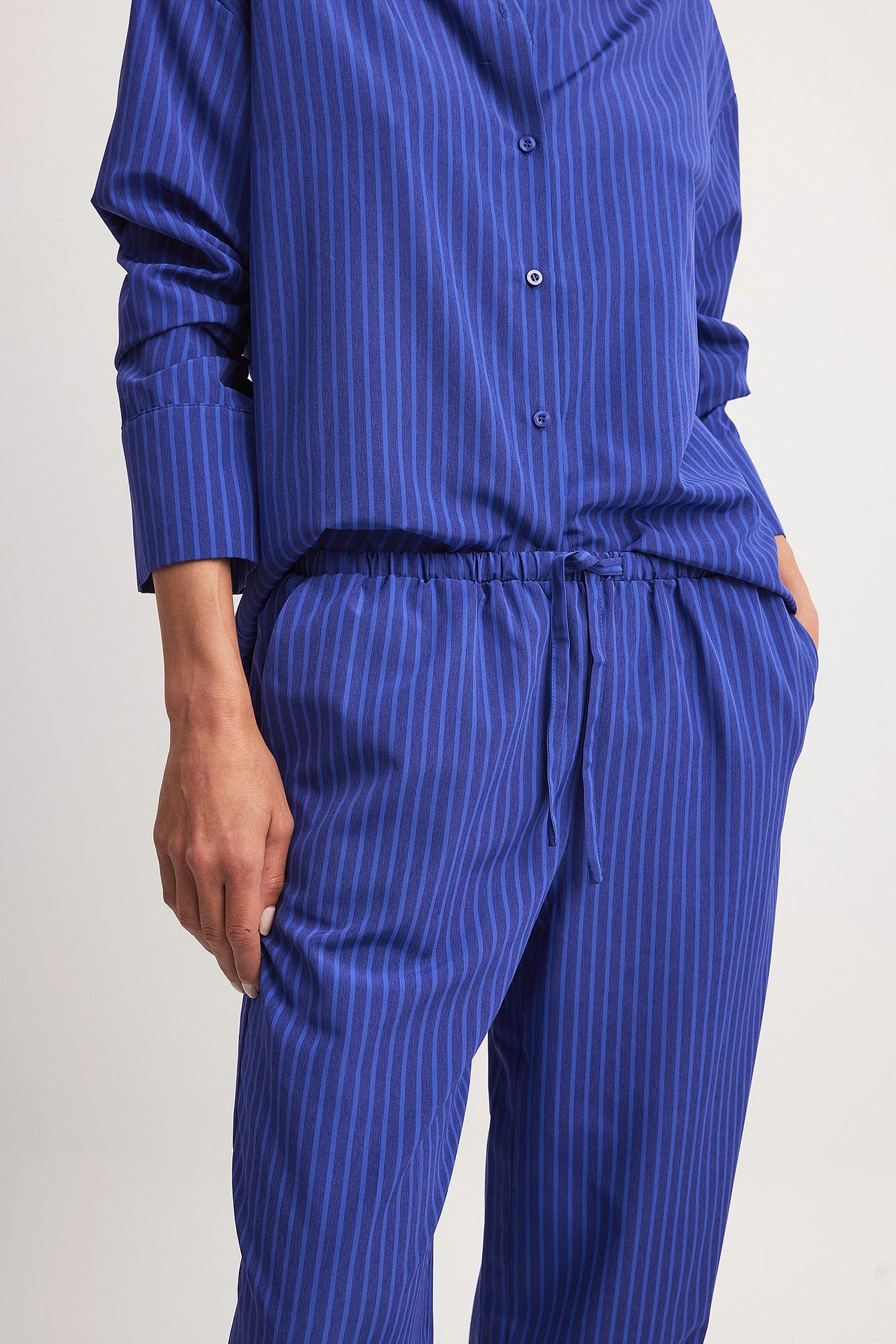 Gestreifte elastische Hose mit halbhoher Taille