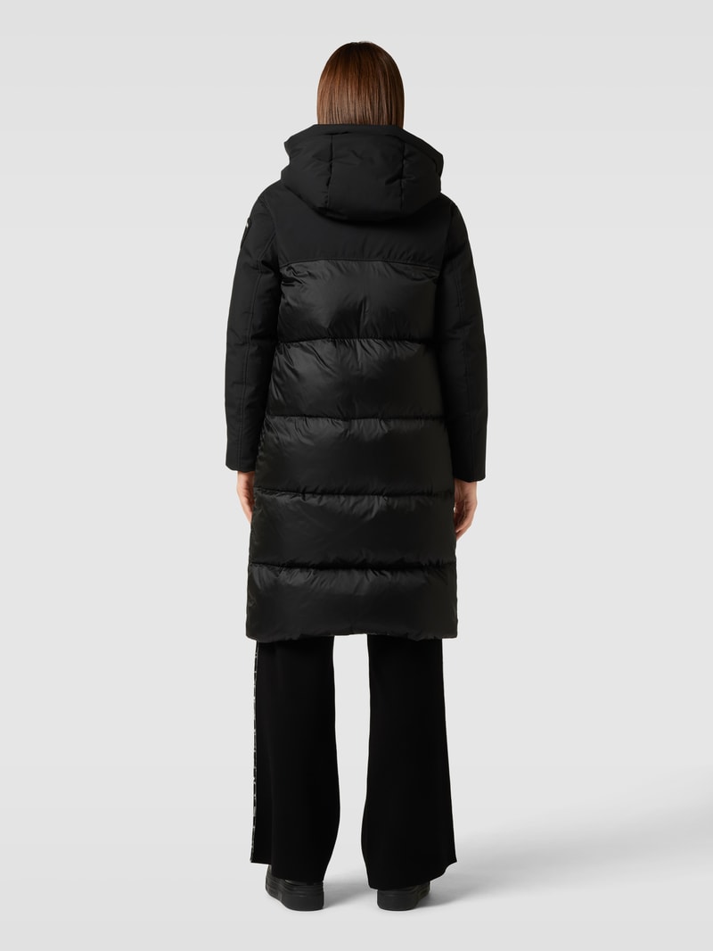 Steppmantel mit Label-Patch in schwarz