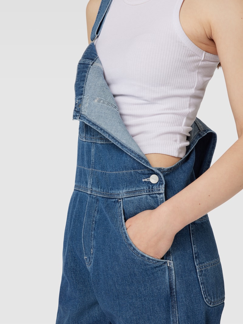 Latzhose mit Label-Patch in jeans