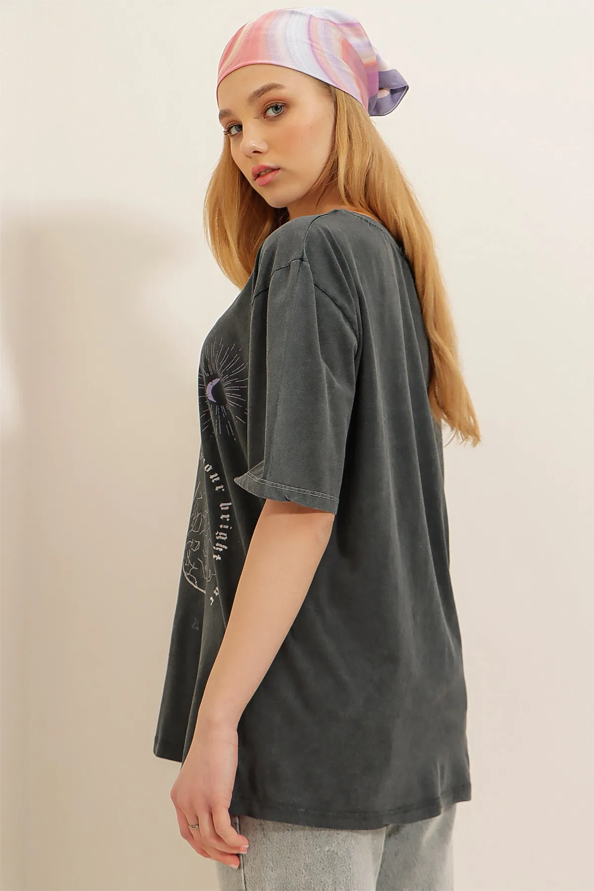 Trend Alaçatı Stili  Anthrazitfarbenes, digital bedrucktes, verwaschenes Oversize-T-Shirt mit Rundhalsausschnitt für Damen ALC-X7981