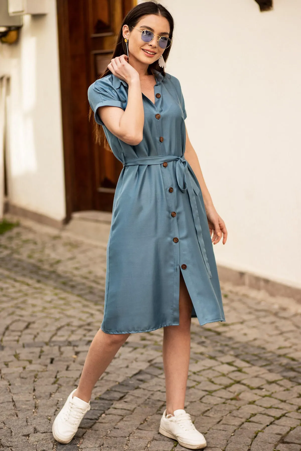 armonika  Indigoblaues, kurzärmliges Hemdkleid mit Taillengürtel für Damen ARM-19Y001068