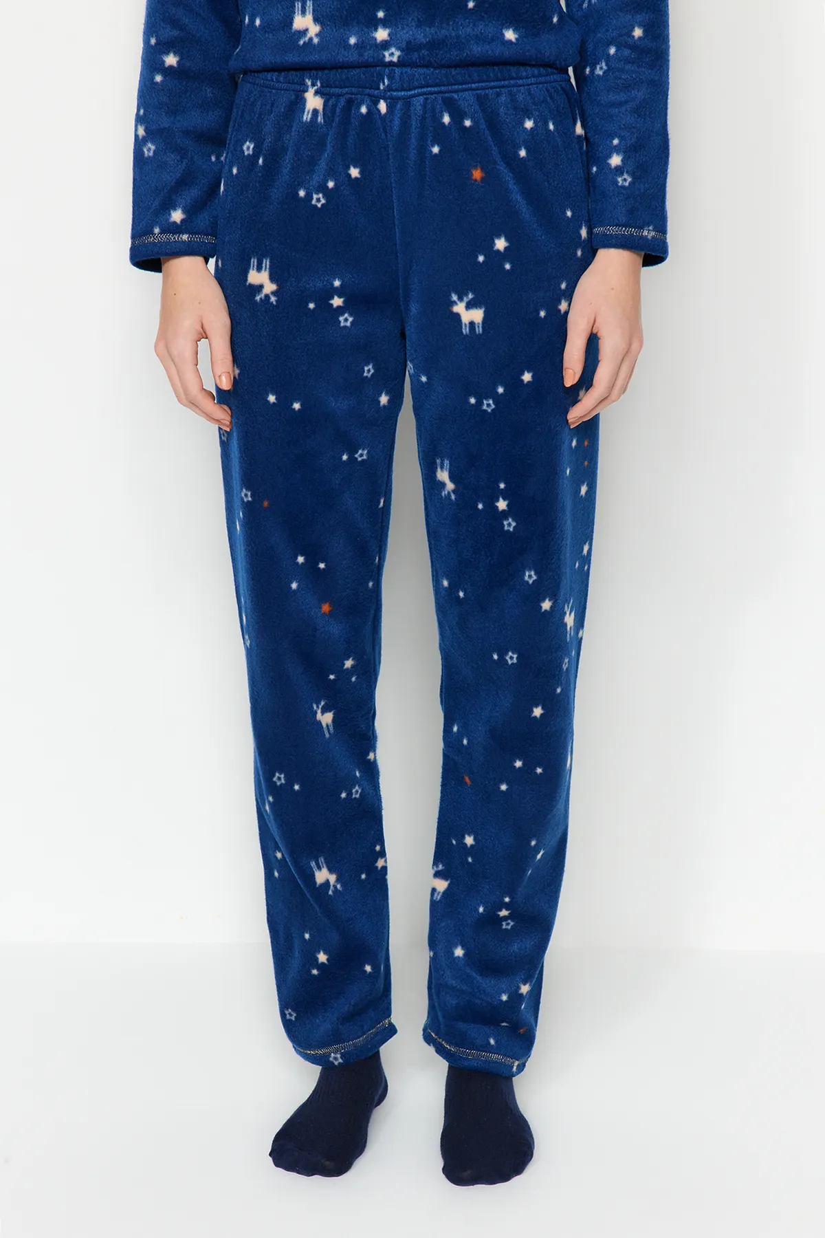 Trendyol Collection  Marineblaues gestricktes Pyjama-Set mit Polarstern-Stickerei und detaillierter T-Shirt-Hose THMAW24PT00269