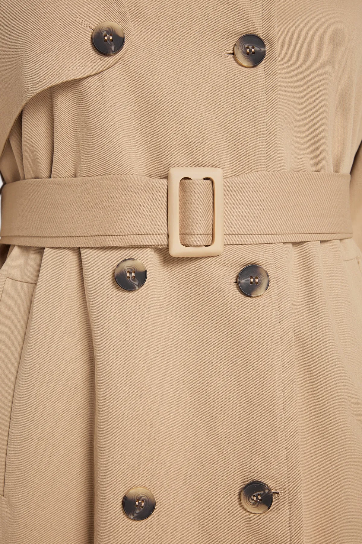 Trendyol Curve  Hellkhakifarbener Gabardine-Trenchcoat mit Gürtel TBBAW24BM00002