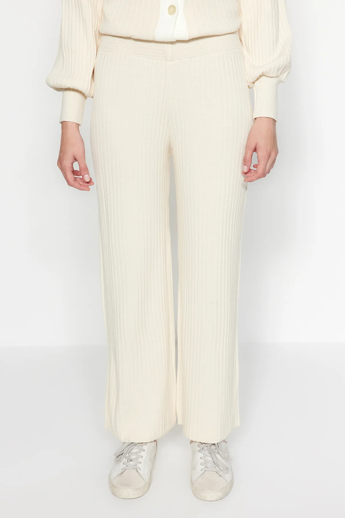 Trendyol Modest  Hellbeige Farbblock-Set aus gerippter Strickjacke und Hose, Strickoberteil und -unterteil TCTAW24US00090