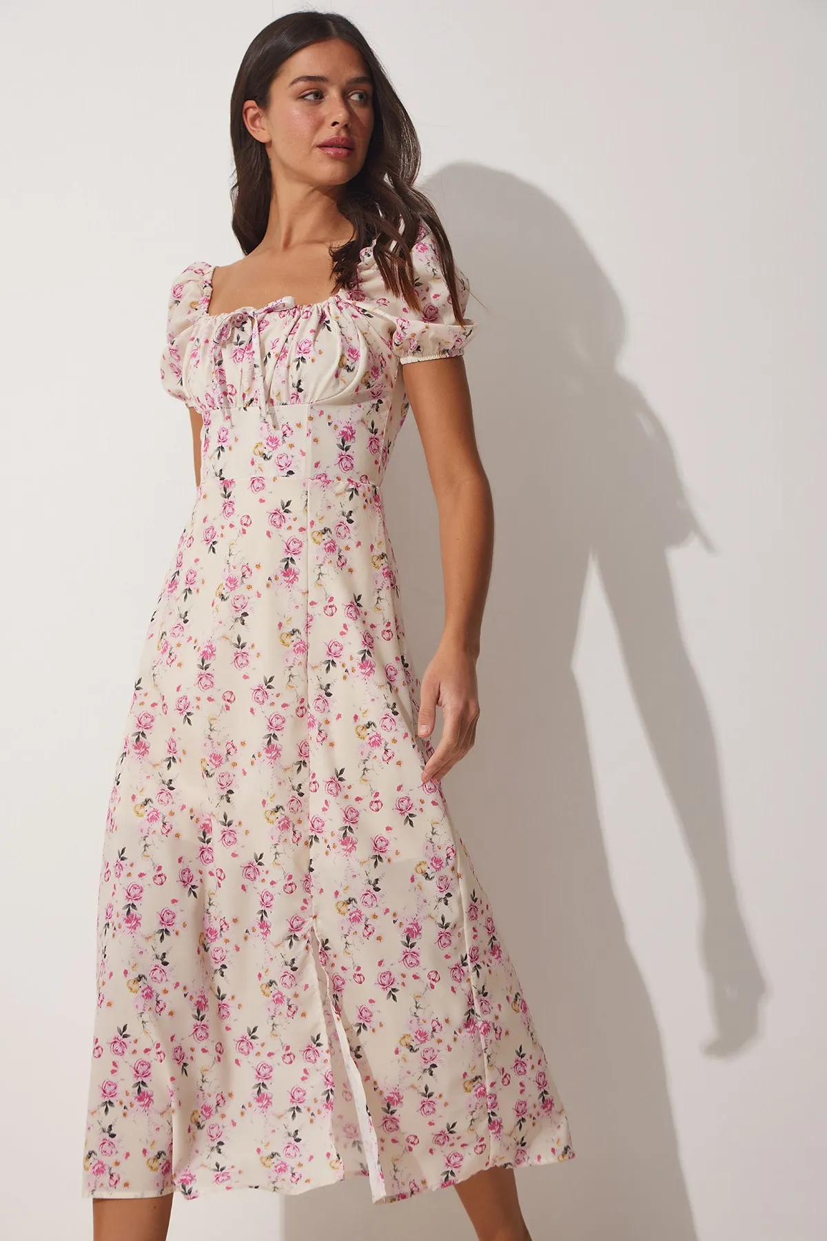 Happiness İstanbul  Cremefarbenes Damen-Sommerkleid mit gerafftem Kragen und floraler Satinoberfläche FF00125