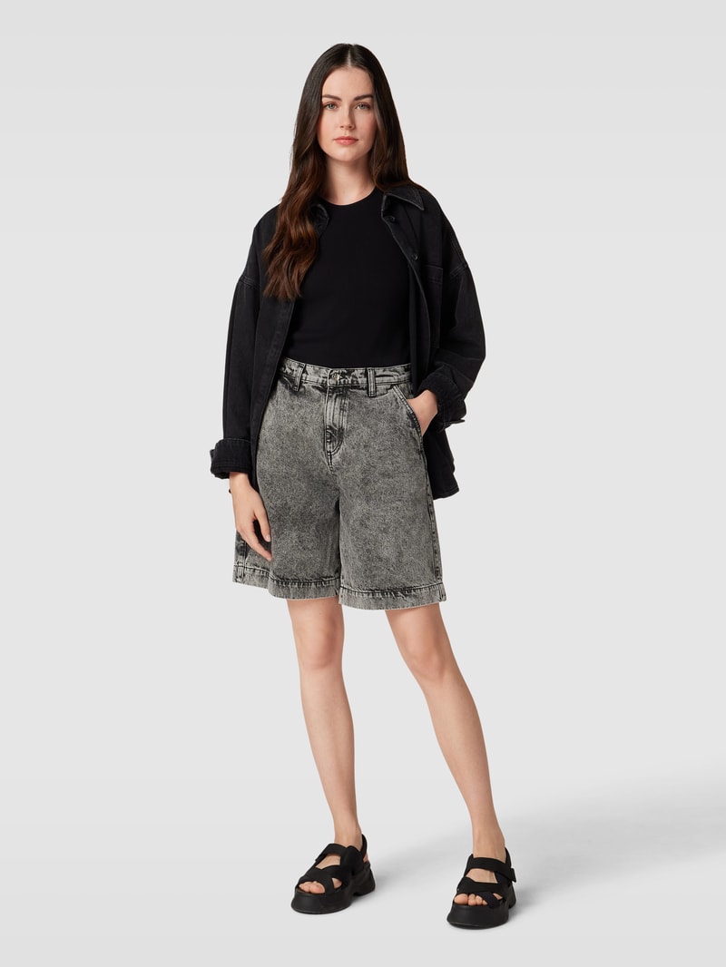 Jeansshorts mit Label-Patch in schwarz