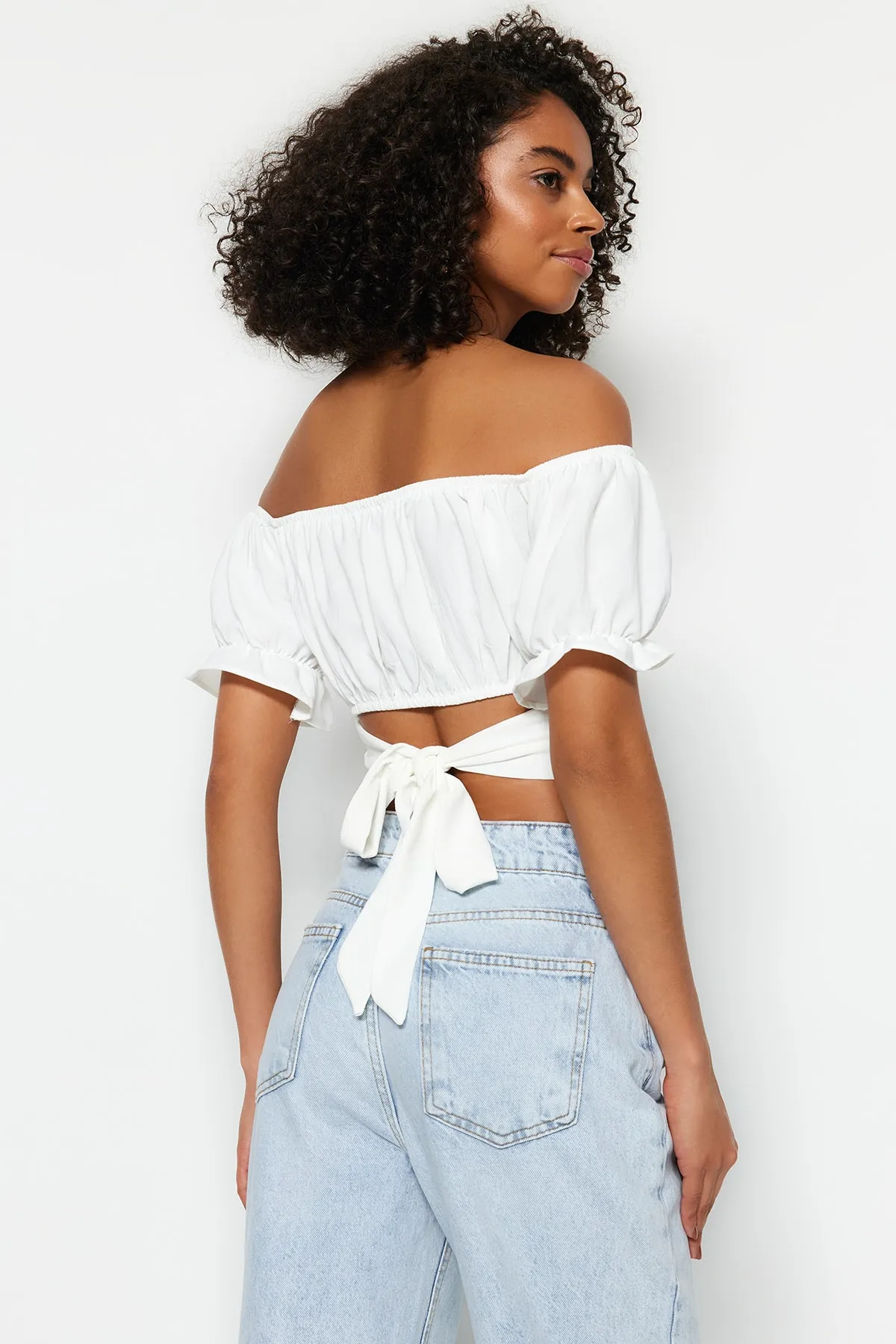 Trendyol Collection  Ecrufarbene, gewebte Bluse mit Carmen-Kragen und detaillierter Krawatte TWOSS21BZ0797