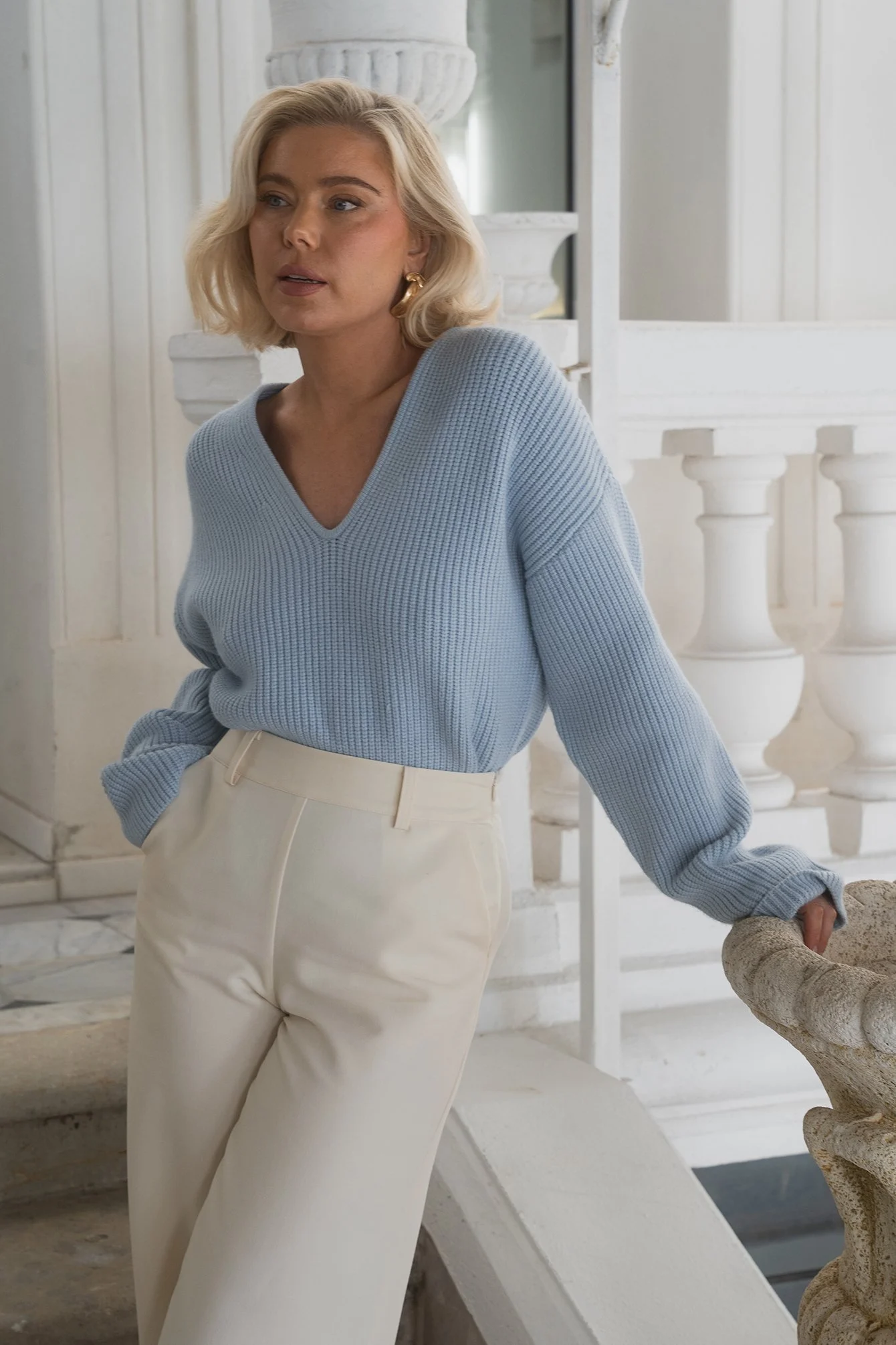 Rippstrickpullover mit tiefem V-Ausschnitt