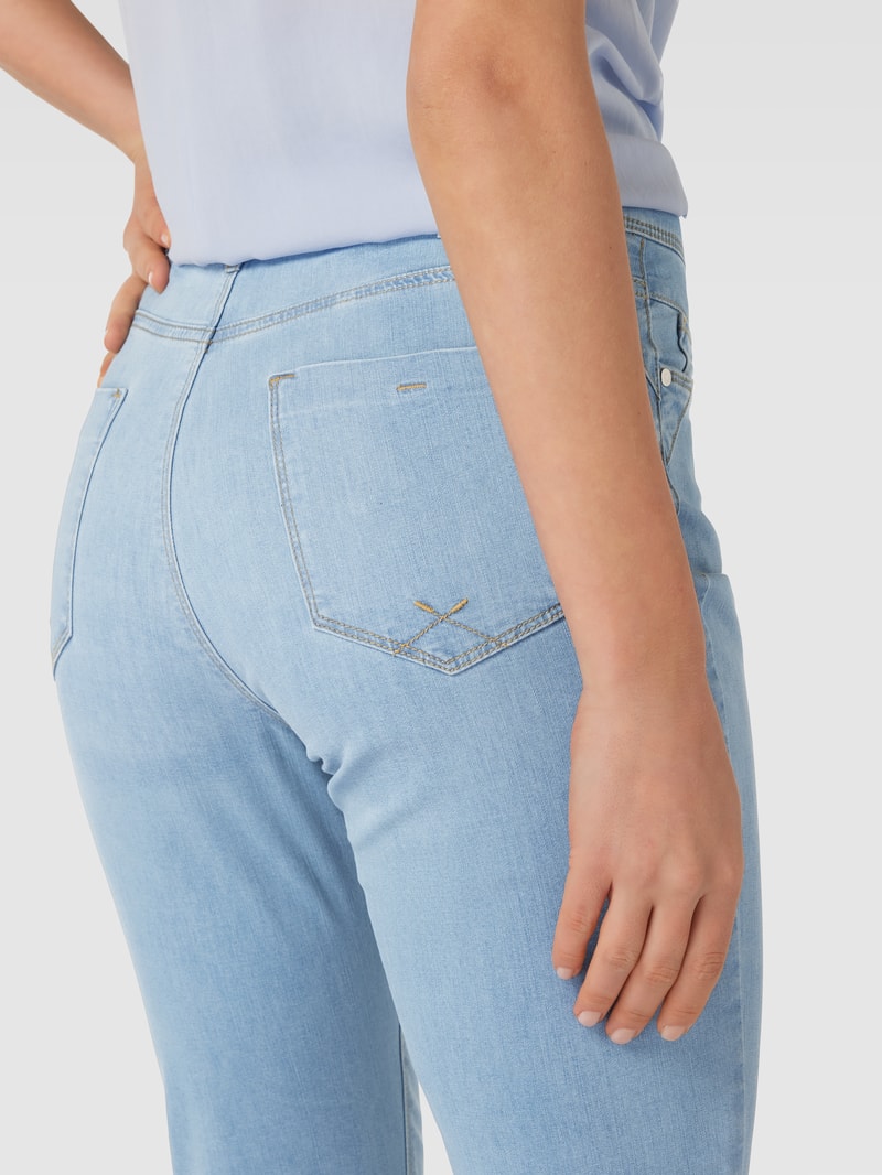 Jeans mit Label-Patch Modell 'Mary' in hellblau