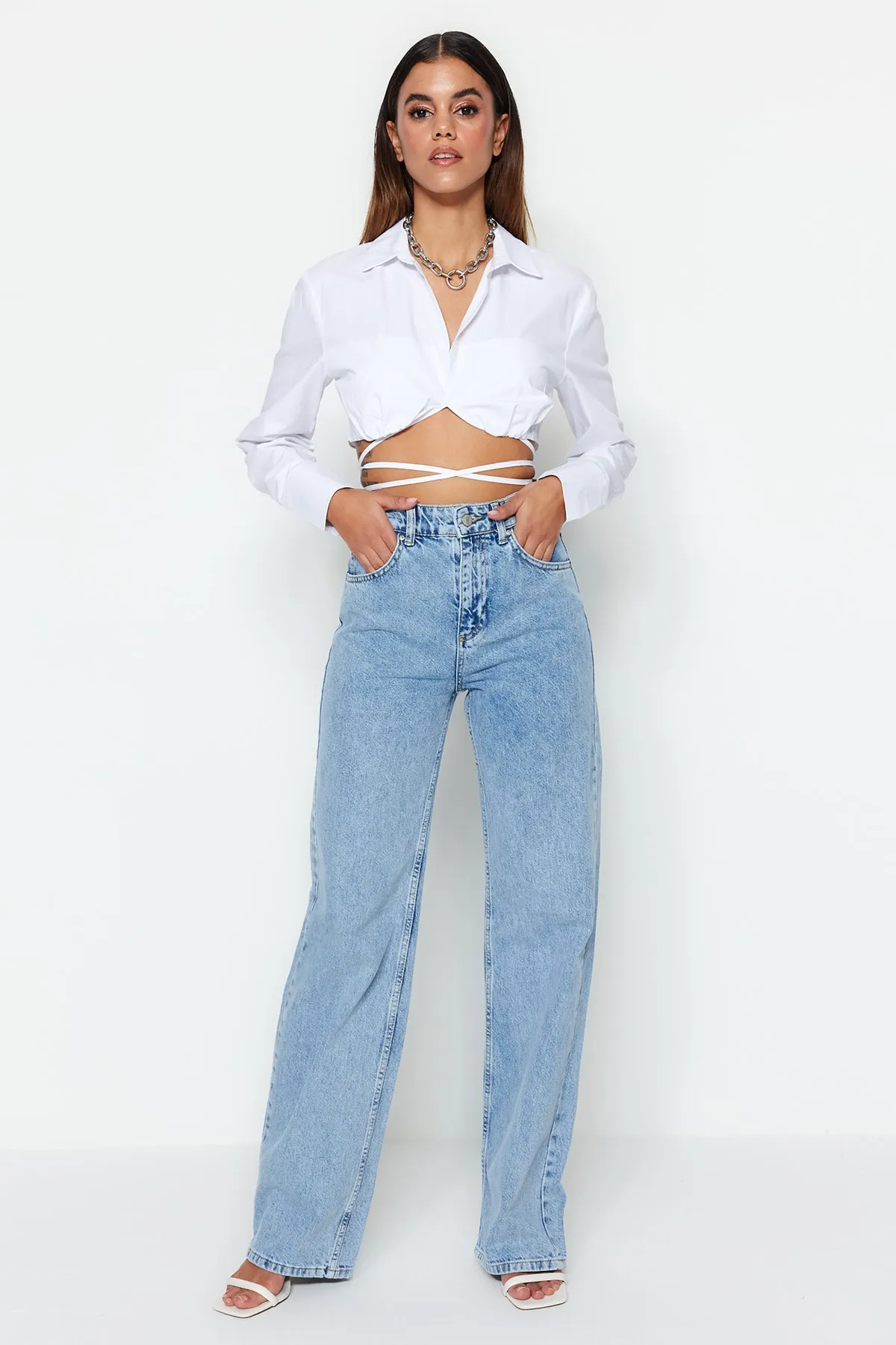 Trendyol Collection  Hellblaue Jeans mit hoher Taille und weitem Bein TWOSS23JE00068
