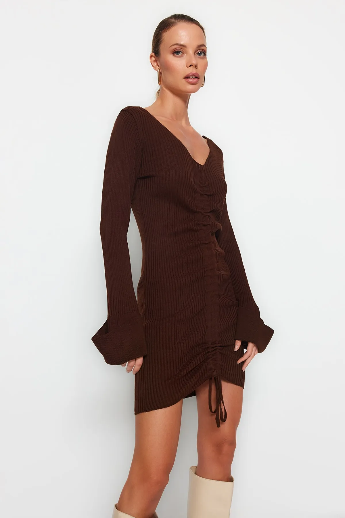 Trendyol Collection  Braunes Mini-Strickkleid mit V-Ausschnitt TWOAW22EL0564