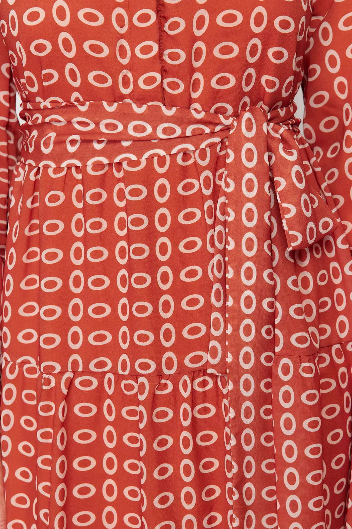 Trendyol Modest  Kleid aus gewebtem Chiffon mit geometrischem Muster und Gürtel, Stehkragen und Futter TCTSS21EL3346