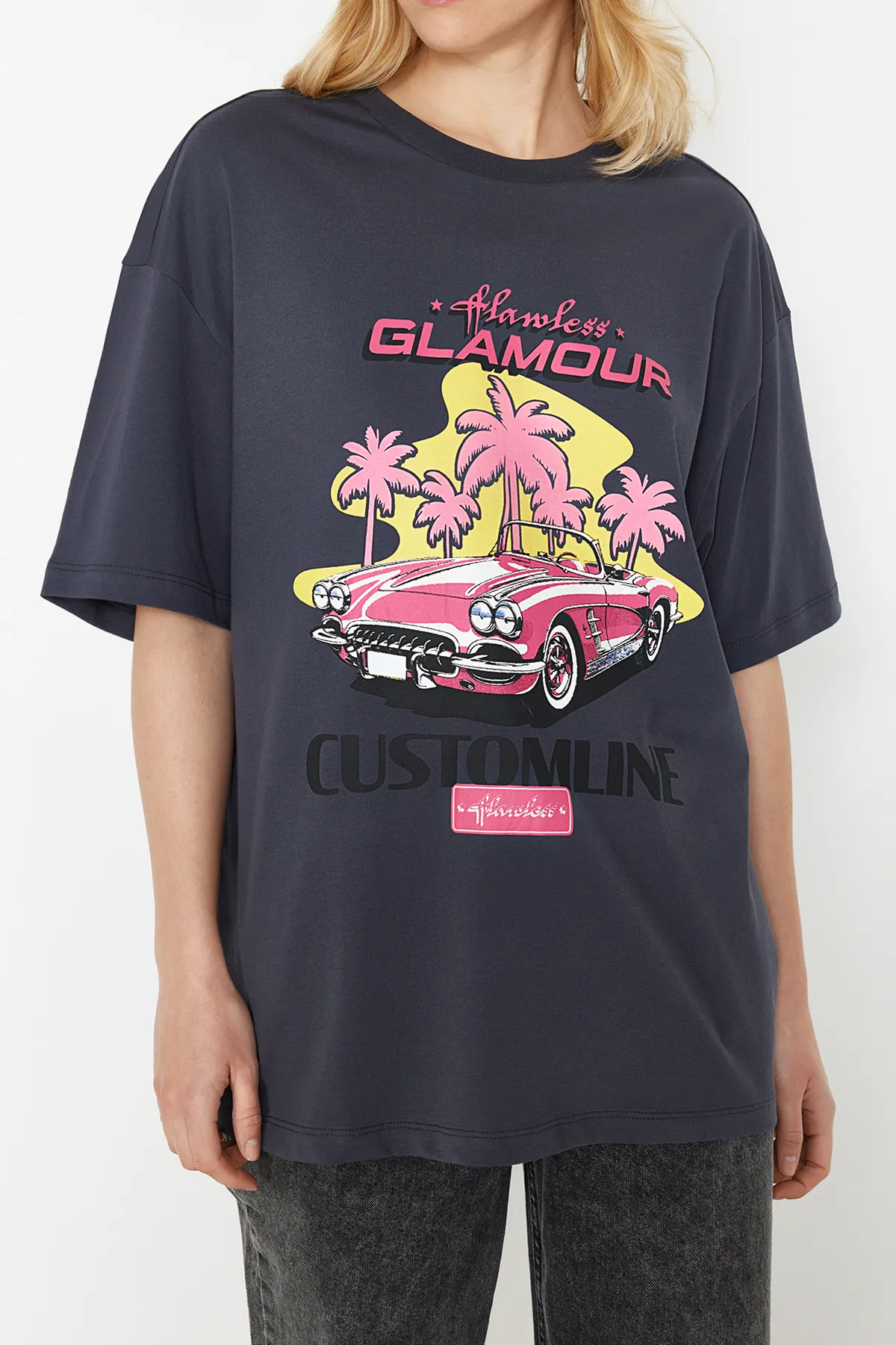 Trendyol Collection  Anthrazitfarbenes, bedrucktes Oversize/Wide Fit Rundhals-Strick-T-Shirt aus 100 % Baumwolle TWOSS24TS00135