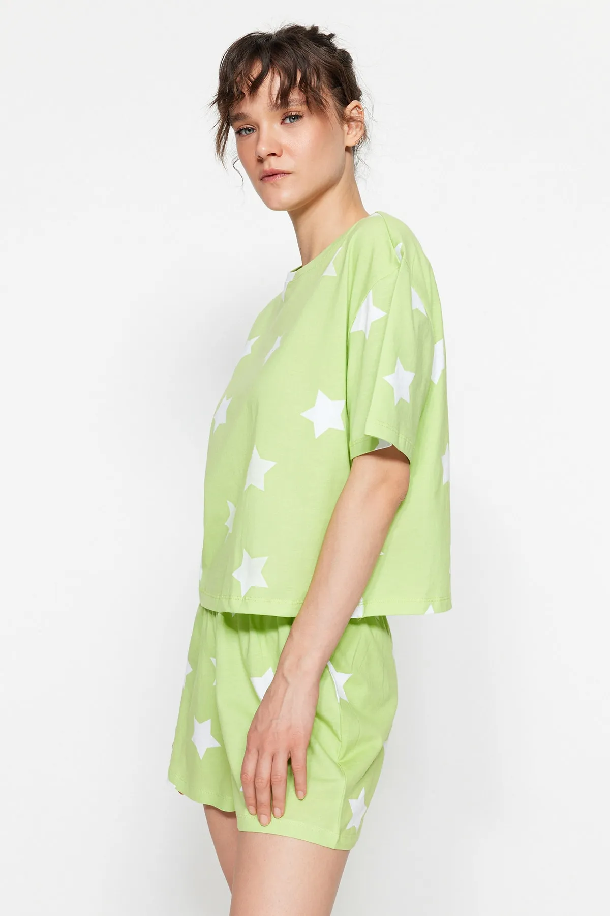 Trendyol Collection  Hellgrünes Strickpyjama-Set mit T-Shirt und Shorts aus 100 % Baumwolle mit Sternmuster THMSS22PT0501