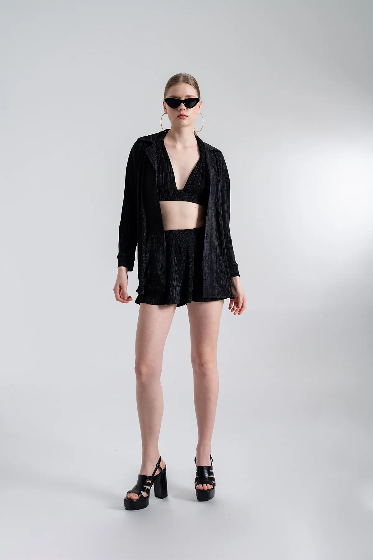 HOLLY LOLLY  Bequemes Oversize-Hemd mit Knopfverschluss in Schwarz